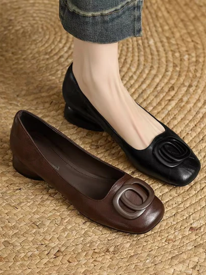 Huguette | Ballerines en Cuir à Bout Carré – détail de la boucle
