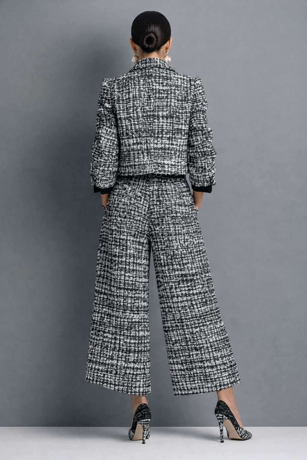 Ensemble chic blouse et pantalon - vue de dos